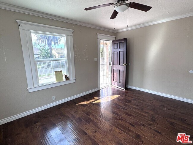 841 W 64th St in Los Angeles, CA - Building Photo - Building Photo