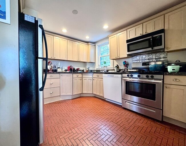45 Hatfield Rd, Unit #1 in Newton, MA - Building Photo - Building Photo