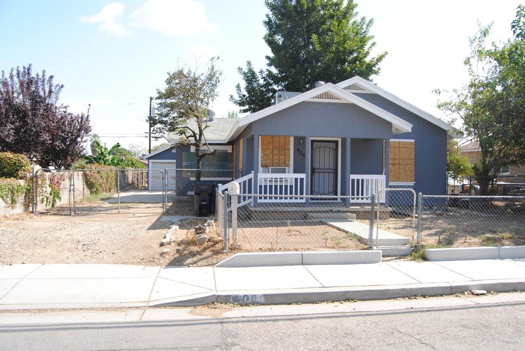 408 Oildale Dr in Bakersfield, CA - Building Photo