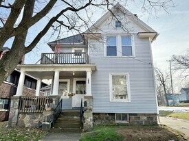 411 W Washington Ave in Jackson, MI - Building Photo