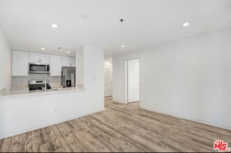 2301 Santa Monica Blvd in Santa Monica, CA - Building Photo - Building Photo