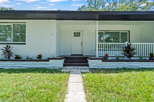 1369 Pine Brook Dr in Clearwater, FL - Building Photo
