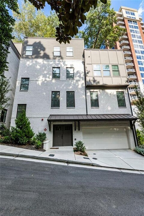 1819 Huntington Hills Ln NW in Atlanta, GA - Building Photo