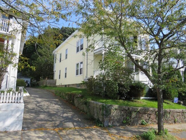 15 Hazel St, Unit 1 in Salem, MA - Foto de edificio - Building Photo