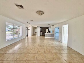 19410 NE 19th Ave in North Miami Beach, FL - Foto de edificio - Building Photo