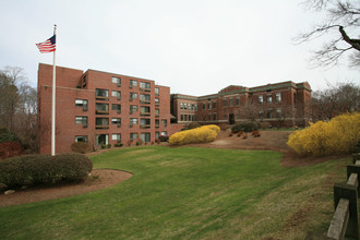 Lincoln School Apartments in Hingham, MA - Foto de edificio - Building Photo