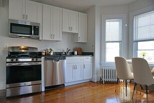 141 Brown St, Unit 2 in Waltham, MA - Building Photo