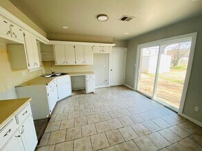 1202 N Nail Pkwy in Moore, OK - Building Photo - Building Photo