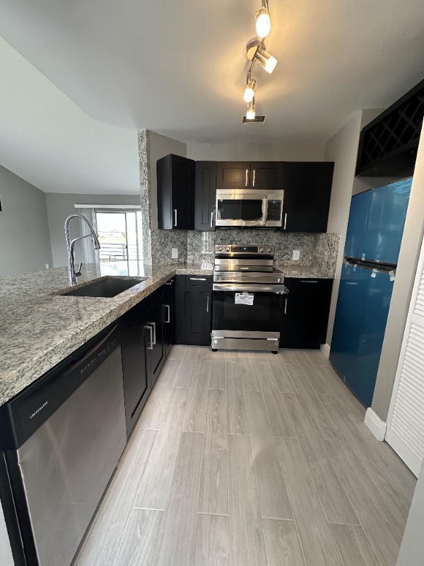 3405 NW 44th St in Oakland Park, FL - Building Photo - Building Photo