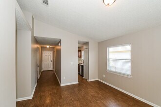 8736 Townsquare Dr in Jacksonville, FL - Building Photo - Building Photo