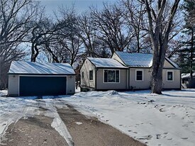 2605 Eastman Dr in St. Paul, MN - Building Photo