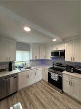 1561 NE 12th Terrace in Jensen Beach, FL - Foto de edificio - Building Photo