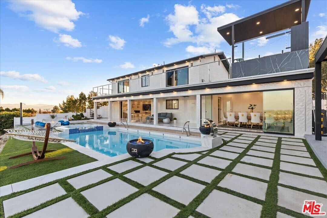 8600 Farralone Ave in Los Angeles, CA - Building Photo