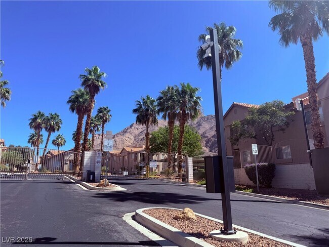 2110 Los Feliz St in Las Vegas, NV - Foto de edificio - Building Photo