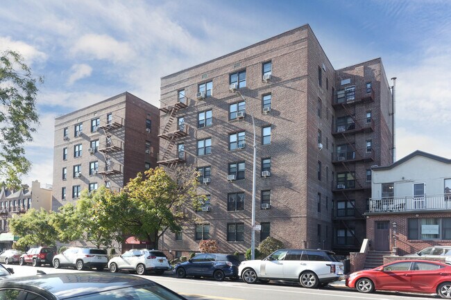 9040 Fort Hamilton Pkwy in Brooklyn, NY - Foto de edificio - Building Photo