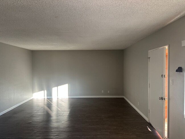 5840 Hazeltine Ave in Los Angeles, CA - Building Photo - Building Photo