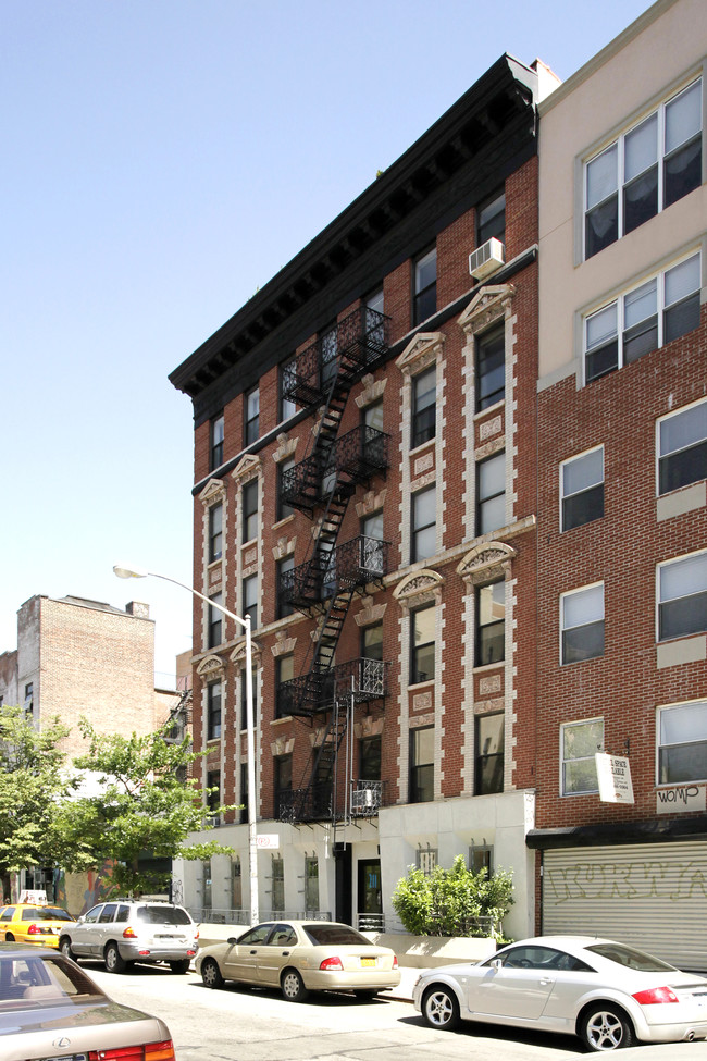 211 E Third St in New York, NY - Foto de edificio - Building Photo