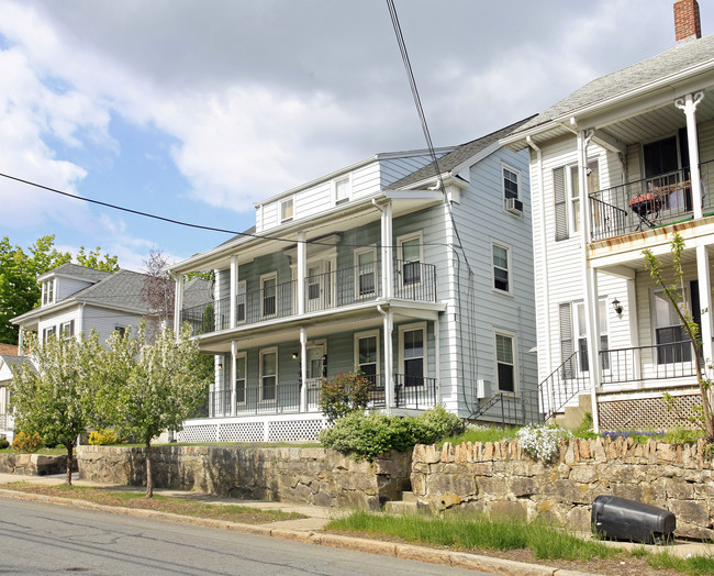 32 S Main St in Milford, MA - Foto de edificio - Building Photo