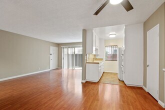 3735 Mentone Ave in Los Angeles, CA - Foto de edificio - Building Photo