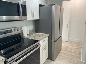 460 W Park Dr in Miami, FL - Building Photo - Building Photo