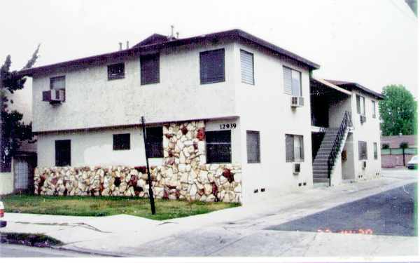 12939 Oxnard St in Van Nuys, CA - Foto de edificio - Building Photo