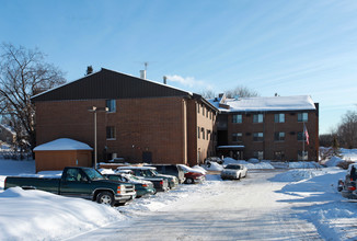 Maple Terrace Apartments in Maple Plain, MN - Foto de edificio - Building Photo