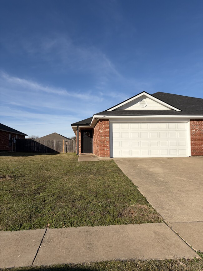 208 Robin St in Crowley, TX - Building Photo - Building Photo