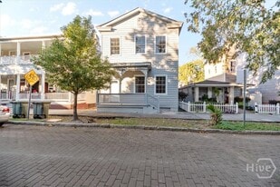 318 E Waldburg St in Savannah, GA - Building Photo