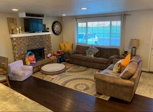 102 Miles Dr in Zillah, WA - Foto de edificio - Building Photo