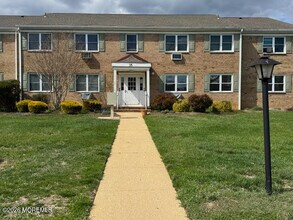 35 Manchester Ct in Freehold, NJ - Building Photo - Building Photo