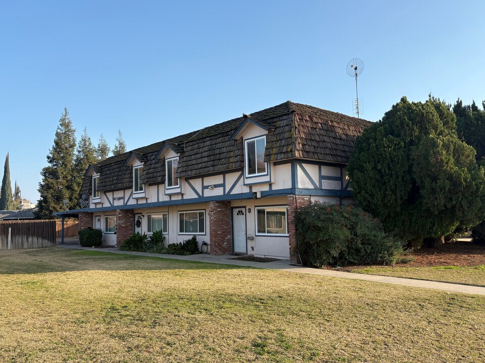 2514 14th Ave, Unit A in Kingsburg, CA - Foto de edificio