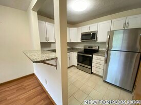 286 Grove St in Newton, MA - Building Photo