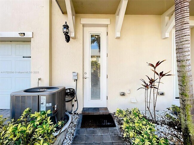 5040 Eucalyptus Dr in Hollywood, FL - Building Photo - Building Photo