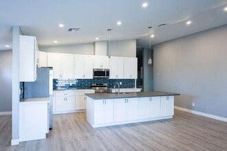 2535 E Broadway Rd in Phoenix, AZ - Building Photo - Building Photo