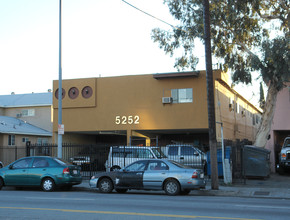 5252 Cahuenga Blvd in North Hollywood, CA - Foto de edificio - Building Photo