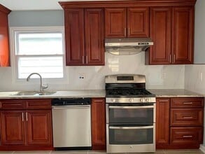 33 E 51st St, Unit 2 in Bayonne, NJ - Foto de edificio - Building Photo