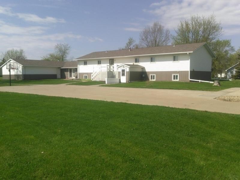 200 S Creek St, Unit 3 in Iroquois, SD - Building Photo