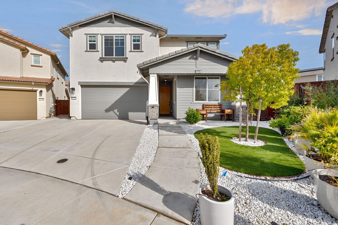 4522 Drowsy Water Way in Folsom, CA - Building Photo
