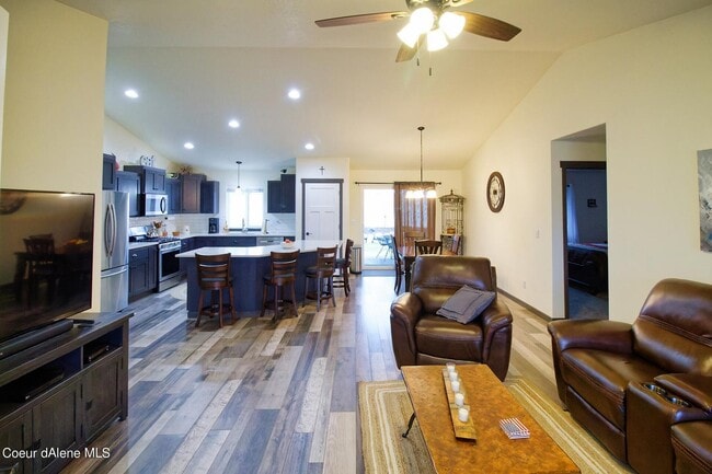 4679 Gumwood Cir in Post Falls, ID - Foto de edificio - Building Photo