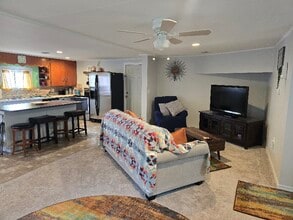 5219 Noon Rd in Bellingham, WA - Foto de edificio - Building Photo