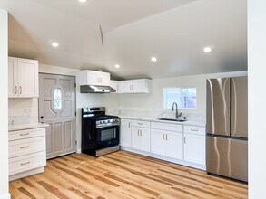 9320 Valjean Ave in North Hills, CA - Foto de edificio - Building Photo