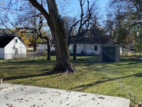 1215 Grove St in Adel, IA - Foto de edificio - Building Photo