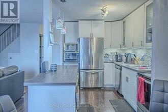 3025 The Credit Woodlands in Mississauga, ON - Building Photo - Building Photo