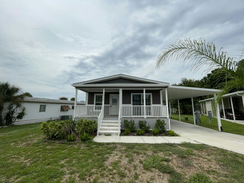 13124 Lemon Ave in Grand Island, FL - Building Photo