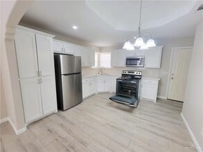 16 W Candlelight Ln in Edinburg, TX - Building Photo - Building Photo