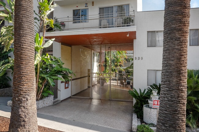 930 Westbourne Dr in West Hollywood, CA - Building Photo - Building Photo