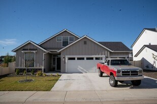 7040 W Redwood Crk Dr in Meridian, ID - Building Photo