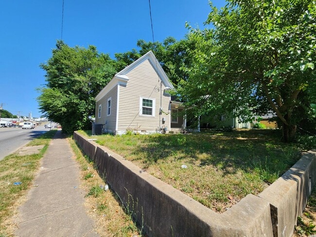 2354 N Pierce Ave in Springfield, MO - Foto de edificio - Building Photo