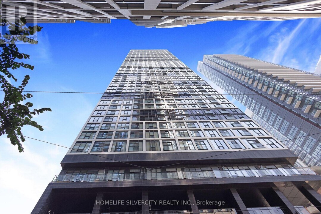 181 Dundas St E in Toronto, ON - Building Photo