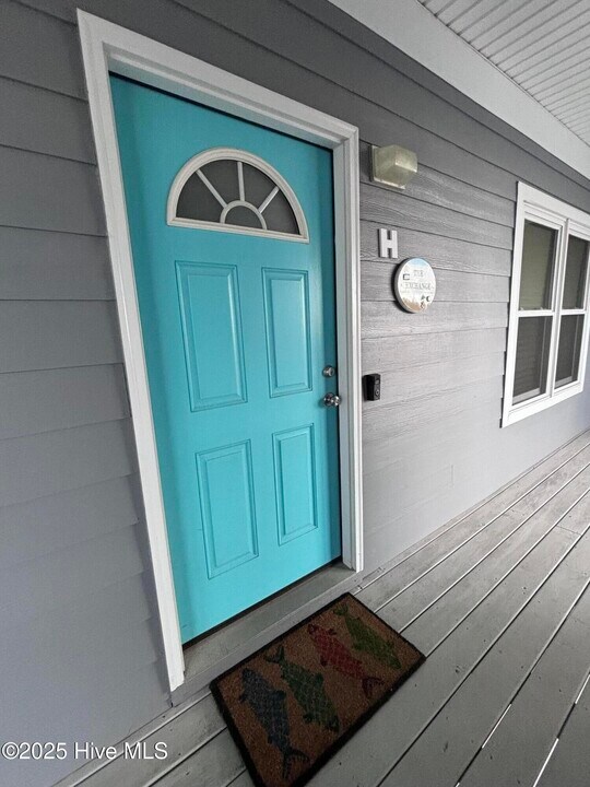108 Pelican Dr in Atlantic Beach, NC - Building Photo